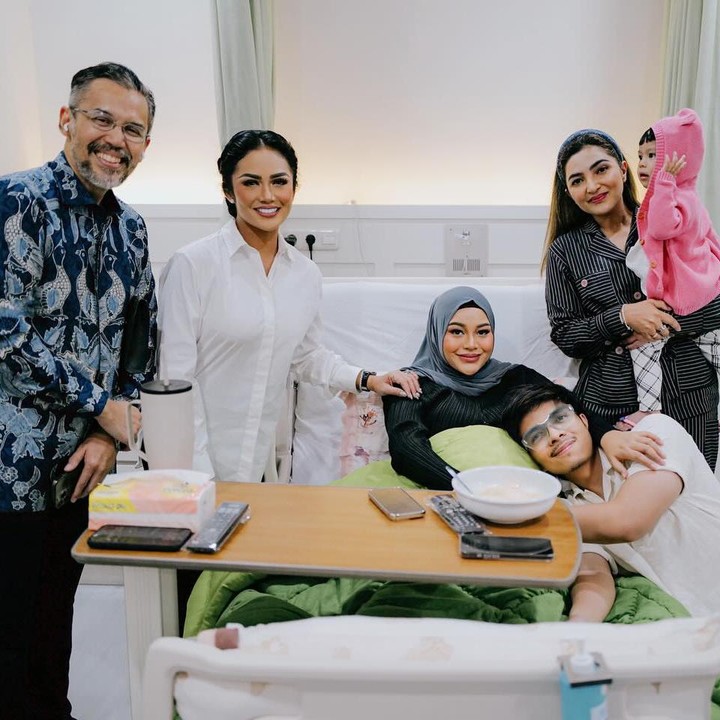 <p>Melalui akun Instagram, Atta menjelaskan kondisi sang istri pasca operasi caesar. Diungkap YouTuber tersebut, Aurel masih harus banyak istirahat. "Kondisi mama harus banyak istirahat karna masih pusing dan mual," tuturnya. (Foto: Instagram @attahalilintar)<br /><br /><br /></p>