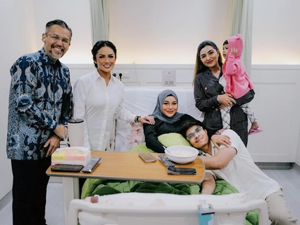 7 Potret Momen Aurel Melahirkan Anak Kedua, Keluarga Besar Menemani di RS
