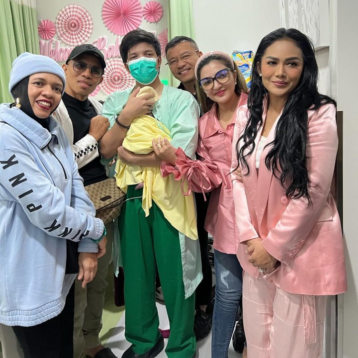 <p>Selamat untuk keluarga Aurel dan Atta. Kita doakan semoga Aurel cepat pulih, bayinya sehat-sehat, dan keluarga mereka bahagia selalu, ya. (Foto: Instagram @genifaruk dan @halilintarasmid)</p>