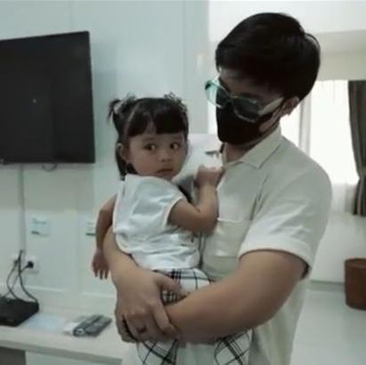 <p>Menariknya, Atta sempat bicara bahwa putri pertama mereka menunjukkan sikap manja. Katanya, Ameena jadi lebih lengket pada sang ayah menjelang kelahiran adiknya. (Foto: Instagram @attahalilintar)<br /><br /><br /></p>