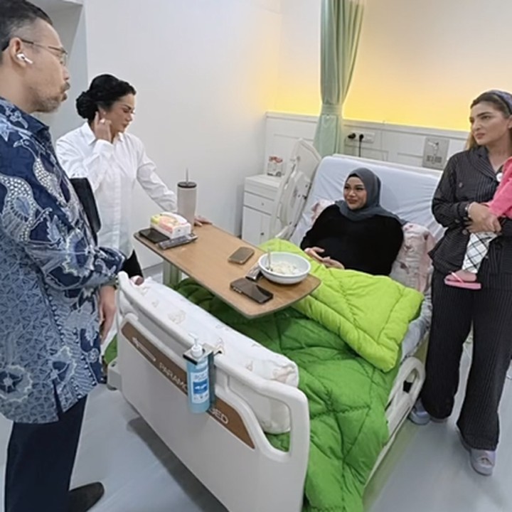 <p>Tak sampai di sana, Atta juga mengucapkan terima kasih pada banyak pihak, terutama keluarga besar yang menemani. "Terima kasih doa yang tak berhenti buat keluarga kami," lanjutnya. (Foto: Instagram @attahalilintar)<br /><br /><br /></p>