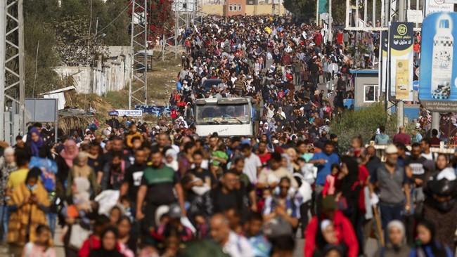 bagai-neraka-di-bumi-puluhan-ribu-orang-tinggalkan-gaza-utara-7_169