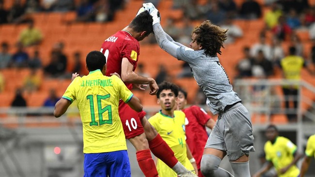 Suporter Brasil mendadak berubah mendukung Iran saat pertandingan Grup C Piala Dunia U-17 2023 antara Brasil U-17 vs Iran U-17 di Stadion JIS, Sabtu (11/11).