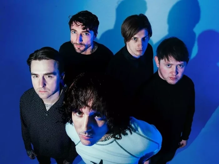 Bring Me The Horizon dapat Oleh-oleh Sepatu Buatan Brand Lokal