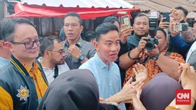 Blusukan ke Penjaringan Jakut, Gibran Bagi-bagi Buku dan Susu
