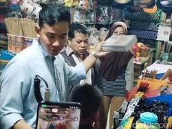Kunjungi Pasar Natar, Gibran Belikan Alat Tulis dan Gitar untuk Warga