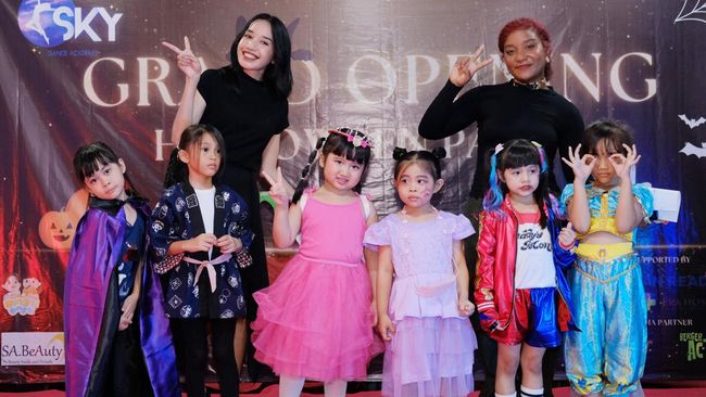 Sarah Amalia anak kecil berbakat menari di panggung