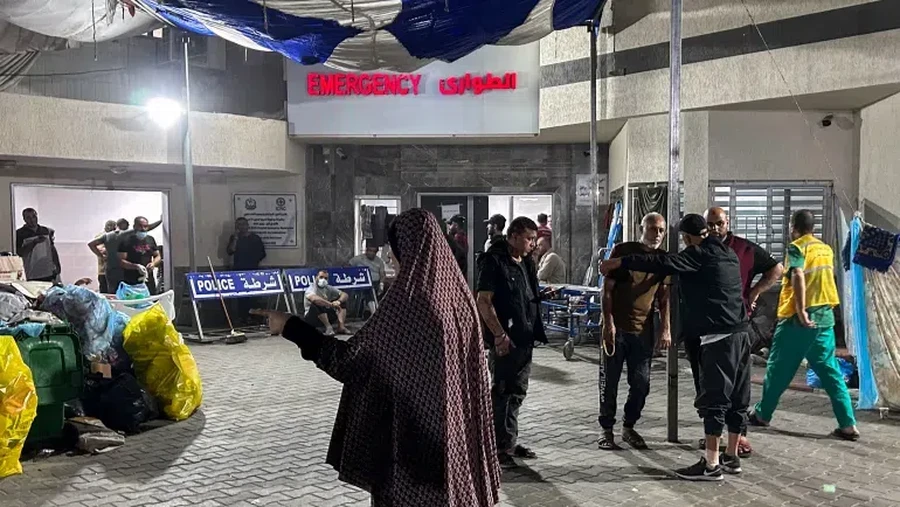 Israel Kembali Gempur Area Sekitar RS Al-Shifa di Gaza Orang-orang berdiri di luar bangsal darurat Rumah Sakit Al-Shifa di Kota Gaza pada Jumat (10/11/2023)