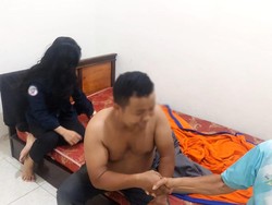 Penampakan Kades di Sinjai Telanjang Dada-Bantah Ngamar Bareng Wanita Muda