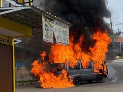 Muncul Percikan Api dari Mesin, Mobil di Tamansari Bogor Hangus Terbakar