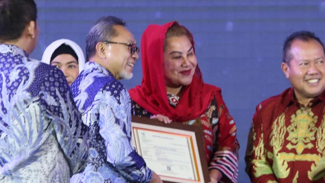 Kota Semarang meraih penghargaan SNI Pasar Rakyat dan Daerah Tertib Ukur pada Penganugerahan Penghargaan Perlindungan Konsumen dari Kemendag, Jumar (10/11).