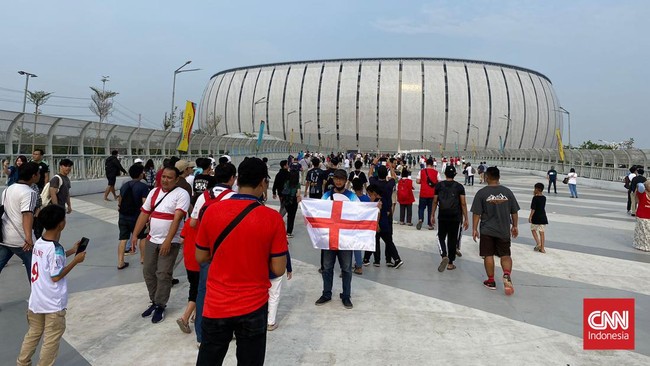 Viral video penonton Piala Dunia U-17 di JIS terpaksa melepas alas kaki atau nyeker akibat genangan air di halaman stadion, Selasa (14/11).