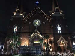 Mewahnya Suasana Malam di Antara Bangunan Tua Kota Pahlawan