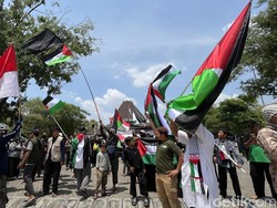 Aksi Bela Palestina di Depan Balai Kota Solo, Massa Datang Naik Ambulans-Kuda