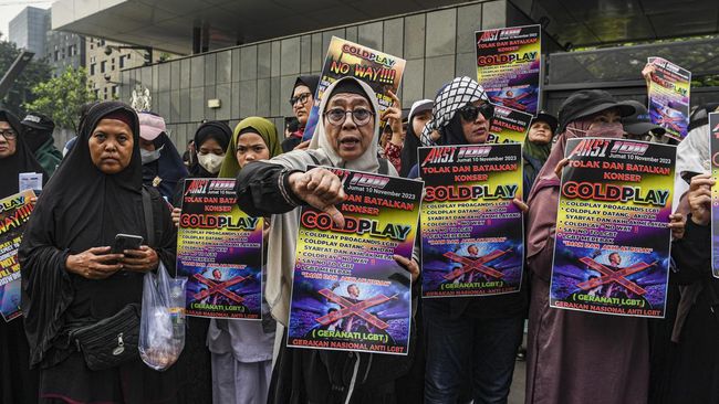 Ratusan Massa Gelar Demo Tolak Konser Coldplay, Polisi Ingatkan Aturan