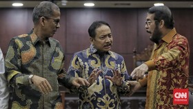 FOTO: Enam Pahlawan Nasional Baru hingga Vonis 10 Tahun Bui Plate