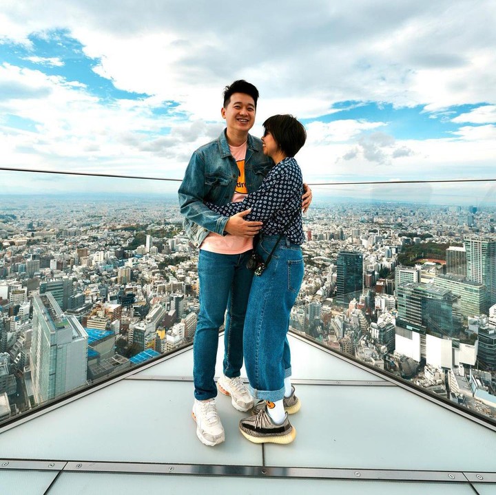 <p>"Cintaku dari surga (bukan) dari langit Shibuya," ungkap wanita 36 tahun ini seraya memperlihatkan potretnya memeluk suami. (Foto: Instagram: @greyspolii)</p>