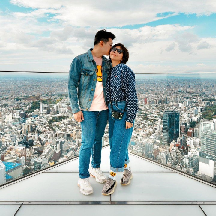 <p>Belum lama ini, Gresyia dan keluarga memutuskan untuk berlibur bersama ke Jepang. Tak hanya mengabadikan momen dengan sang anak, Greysia juga membagikan potret mesra kala berdua dengan sang suami, lho. (Foto: Instagram: @greyspolii)</p>