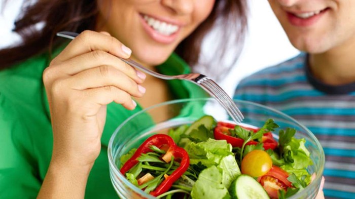 Ilustrasi mengonsumsi sayuran /Foto: shutterstock.com 6 Aturan Makan Bikin Daya Ingat Kuat dan Otak Lebih Bahagia