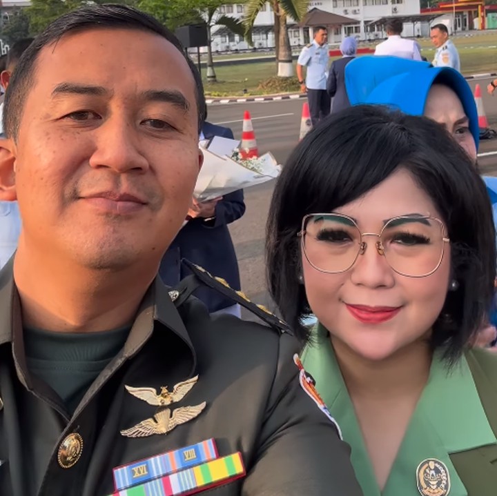 <p>Belum lama ini, Cahyo diketahui baru saja menyelesaikan pendidikannya. Ia pun menghadiri penerimanaan ijazah ditemani sang istri. (Foto: Instagram: @cahyo.permono)</p>