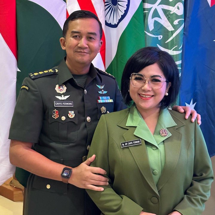 <p>"Senang lihat pasangan Pak Cahyo dan Ibu Joy. Tetap menjadi partner yang saling mengasihi, melengkapi, menghargai, menghormati. GBU," kata seorang netizen. "Senang lihat kalian, bahagia selalu ya," papar netizen lain dengan emotikon hati. (Foto: Instagram: @cahyo.permono)</p>