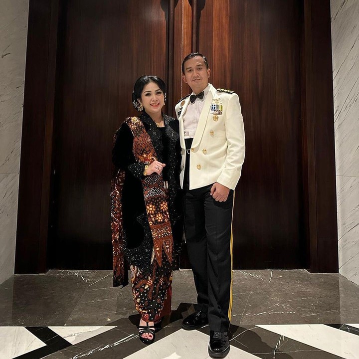 <p>Penyanyi Joy Tobing menikah dengan seorang anggota TNI bernama Cahyo Permono pada 2021, Bunda. Setelah 2 tahun menikah, keduanya terlihat semakin mesra, lho. (Foto: Instagram: @cahyo.permono)</p>