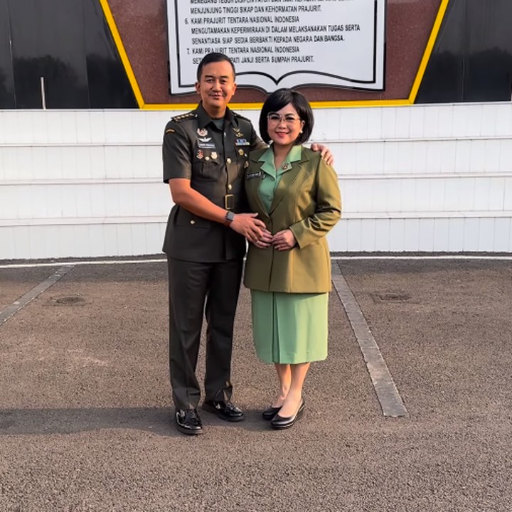 <p>"<em>It's finally the day!</em> Puji Tuhan terlewati sudah 8 bulan perjalanan sampai tiba hari ini. Terima kasih <em>honey @joydestinytobing</em> yang sudah sabar dan setia dalam LDR, anak-anak <em>@immanuelpermono @jonathanpermono @joshua_miracle07</em> yang sudah rela “kehilangan” waktu sama Daddy. Kalian telah jadi <em>support</em> yang besar dalam sesi perjalanan kita kali ini. <em>I love you to the moon and back!</em>" ungkap Cahyo. (Foto: Instagram: @cahyo.permono)</p>