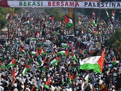 Aksi Bela Palestina Meluas ke Bekasi hingga Surabaya, Massa Penuhi Jalan