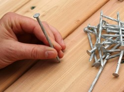 Tips Mudah Memaku Kayu Anti-Bengkok