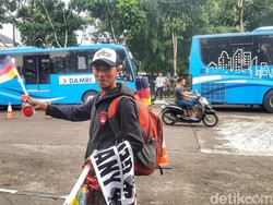 Cerita Warga Subang Raup Cuan Jual Bendera Pildun U-17 di GBS Soreang