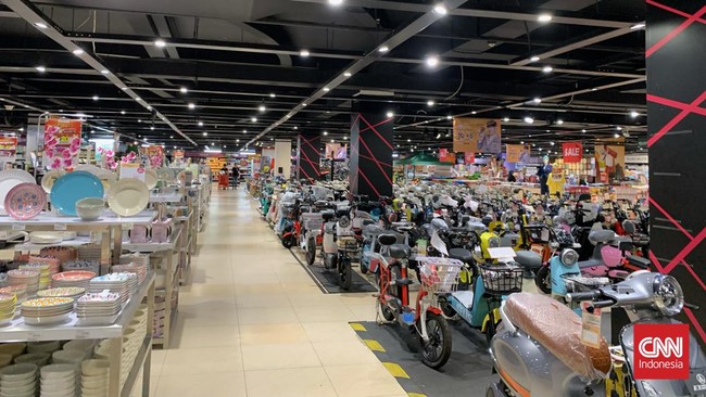 Para pengunjung yang memborong bahan-bahan untuk persiapan Ramadan di Transmart Cilandak juga membelikan untuk orang tua dan mertua mereka. 