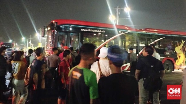 Penumpukan penumpang terjadi di shuttle bus setelah laga Timnas Indonesia U-17 vs Ekuador yang berlangsung di Stadion Gelora Bung Tomo.