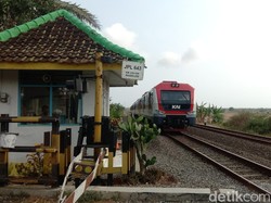 Keuntungan dan Kerugian Punya Rumah di Pinggir Rel Kereta Api