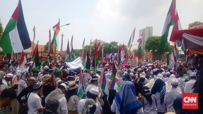 Sebanyak puluhan ribu warga dari mahasiswa hingga suporter bonek menggelar Aksi Bela Palestina mengecam penjajah Israel di Surabaya.