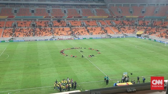 Timnas Iran U-17 melakukan selebrasi unik yaitu push up setelah mengalahkan Brasil pada babak penyisihan Grup C Piala Dunia U-17 2023 di JIS, Sabtu (11/11).