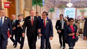 VIDEO: Erdogan Gandeng Erat Tangan Jokowi di KTT OKI Riyadh