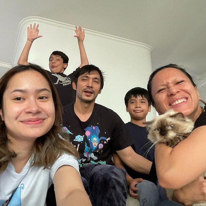 <p>Abimana Aryasatya menikah dengan Inong Ayu sejak 2001, Bunda. Dalam pernikahan yang sudah berjalan 22 tahun ini, keduanya sudah dikaruniai empat orang anak.(Foto: Instagram @inong_ayu) <br /><br /><br /></p>
