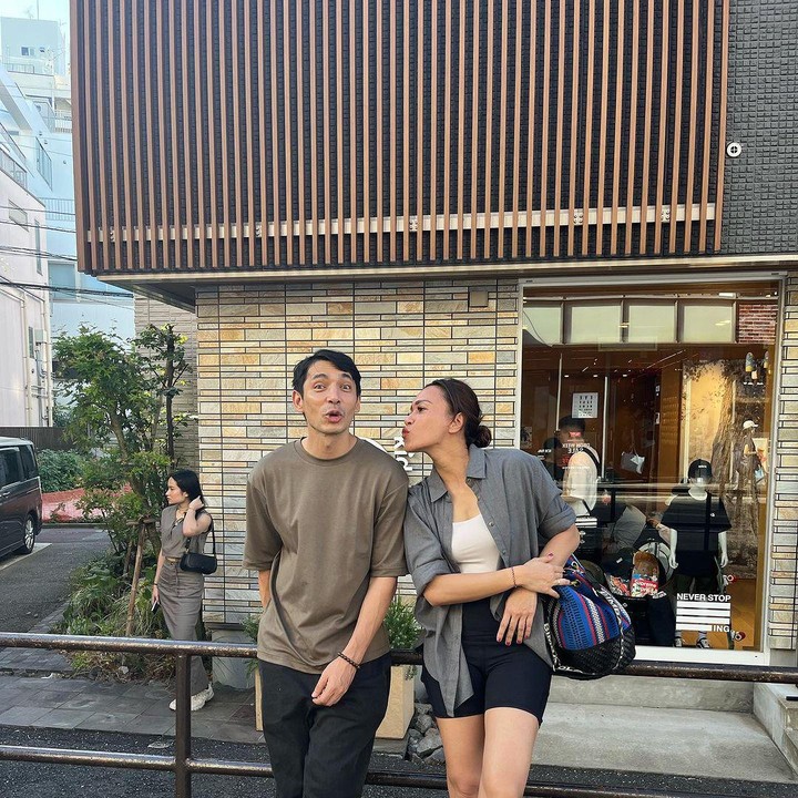 <p>Melalui media sosial Instagram, Inong kerap membagikan potret saat kerja atau menghabiskan waktu bersama sang suami. Meski bekerja, jadinya terlihat seperti jalan-jalan sama pasangan, ya? (Foto: Instagram @inong_ayu)<br /><br /><br /></p>