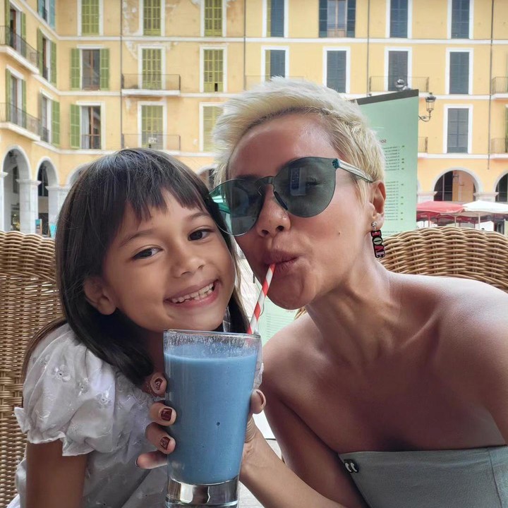 <p>Alexa tumbuh menjadi anak ceria dan menggemaskan. Mewarisi paras bule dari sang ayah, putri semata wayang Lia Woade memiliki panggilan unik yakni Juebadah. (Foto: Instagram @liawaode)<br /><br /><br /></p>