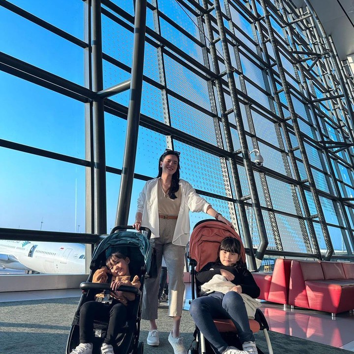 <p>Kebahagiaan dalam keluarga ini semakin lengkap dengan kehadiran dua orang putri cantik. Mereka diberi nama Alita Naora Lawi dan Alana Naira Lawi.(Foto: Instagram @alicenorin) <br /><br /><br /></p>