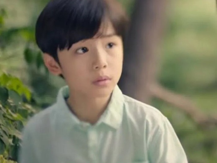 Berkat aktingnya yang mumpuni, di tahun yang sama Moon Woo Jin kembali didapuk sebagai Cha Eun Woo muda dalam My ID is Gangnam Beauty. Perannya digambarkan dengan visual menawan sejak kecil, tapi punya sifat dingin dan pendiam/ Foto: koreaboo.com