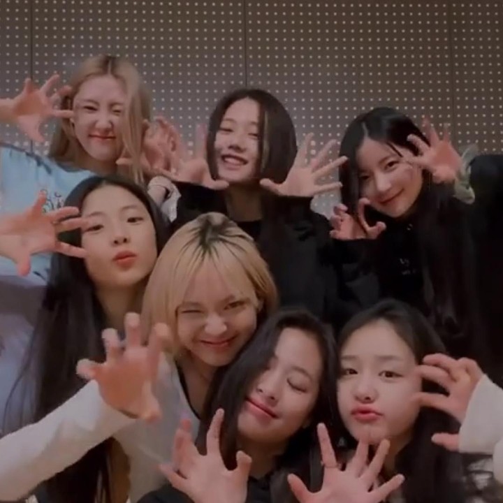 <p>Di potret ini, Ahyeon dan anggota BABYMONSTER sedang melakukan pose monster dengan ekspresi menggemaskan usai latihan menari lagu FLOWER dari Jisoo BLACKPINK. (Foto: Dok. Instagram @babymonster_ygofficial)</p>