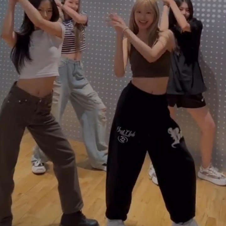<p>Kalau di potret ini, mereka sedang menari bersama berlatar lagu <em>Dance the Night</em> dari Dua Lipa. Salah satu koreografinya adalah tepuk tangan. Semuanya tampak bersenang-senang ya, Bunda? (Foto: Dok. Instagram @babymonster_ygofficial)</p>