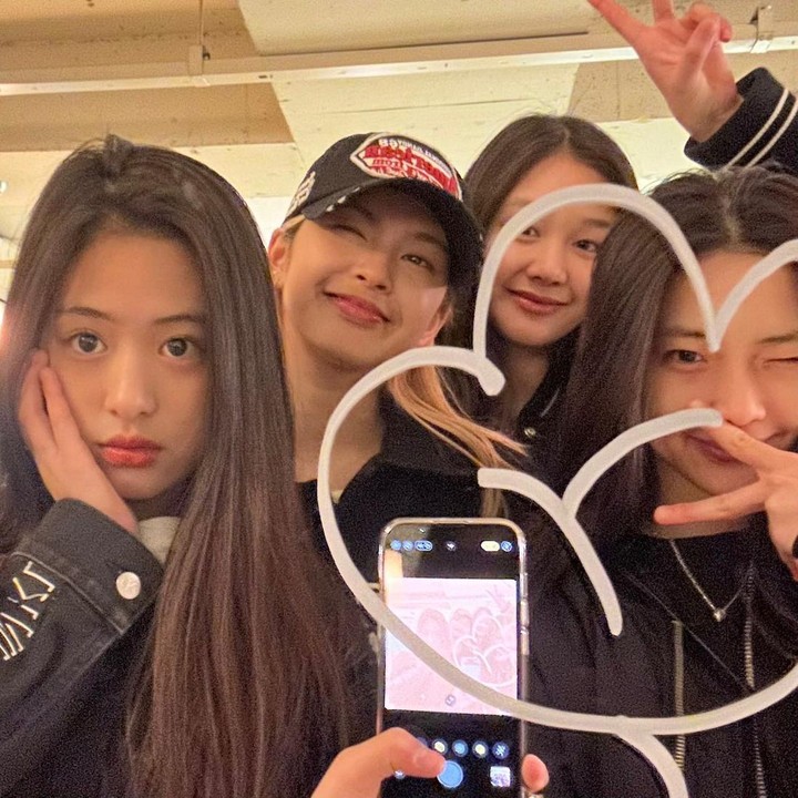 <p>Di potret ini, Ahyeon, Chiquita, Pharita, dan Ruka sedang berpose santai untuk <em>mirror selfie</em>. (Foto: Instagram @babymonster_ygofficial)</p>