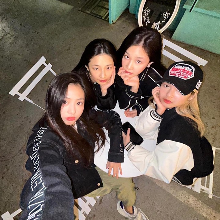 <p>Masih menampilkan Ahyeon, Chiquita, Pharita, dan Ruka, di potret ini, keempat anggotanya sedang berswafoto bersama sambil menghadap ke atas. Flash kameranya membuat wajah cantik mereka jadi makin glowing ya, Bun? (Foto: Instagram @babymonster_ygofficial)</p>