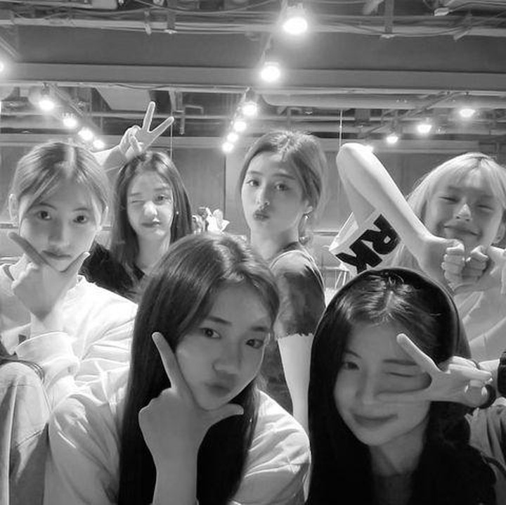 <p>Sebelum kabar batal debut bareng member lain, Ahyeon terlihat berkumpul bersama anggota BABYMONSTER. Seperti dalam foto ini, di mana mereka mengambil photogroup bersama seusai latihan menari di studio. Meski fotonya hitam putih, energi positif dan kecantikan mereka masih menular ya, Bunda? (Foto: Instagram @babymonster_ygofficial)</p>