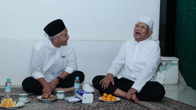 Bakal capres PDIP Ganjar Pranowo mengunjungi kediaman KH Ahmad Mustofa Bisri alias Gus Mus di Kelurahan Leteh, Rembang, Jawa Tengah, Senin (13/11) siang.