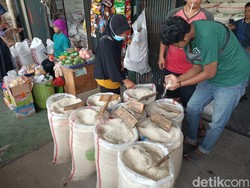 Cek Langsung Komentar Pembeli soal Harga Beras di Pasar Induk Cipinang