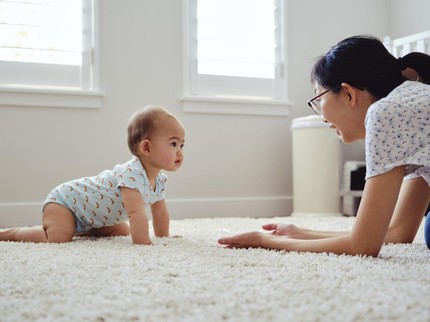 5 Cara Stimulasi agar Bayi Cepat Merangkak dan Duduk Sendiri, Bunda Perlu Tahu