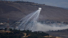 FOTO: Israel Hujani Warga Sipil Lebanon dengan Fosfor Putih Terlarang